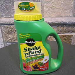 Miracle Grow Shake 'n Feed